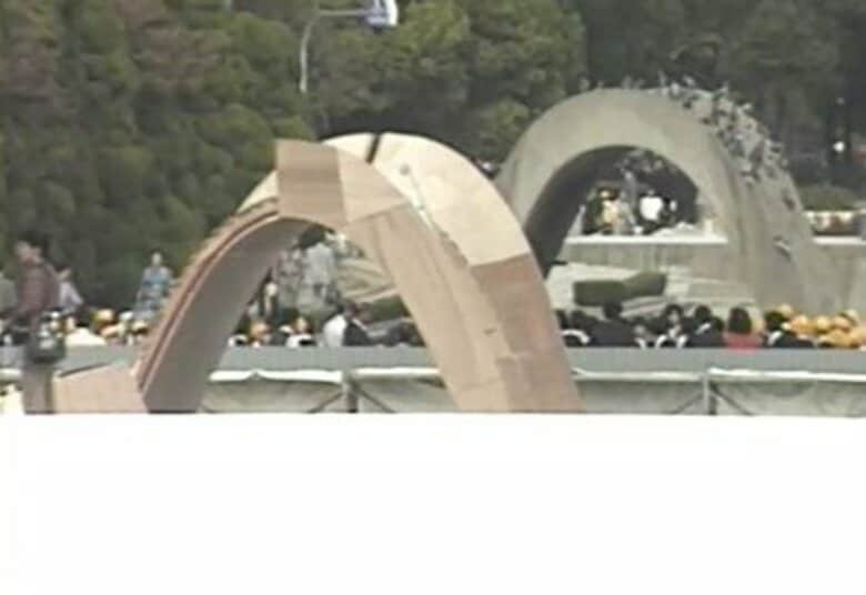 【広島あの日のきょう】原爆慰霊碑の建て替え（1984年）コンクリート製から御影石に　工事中は仮の木製｜FNNプライムオンライン