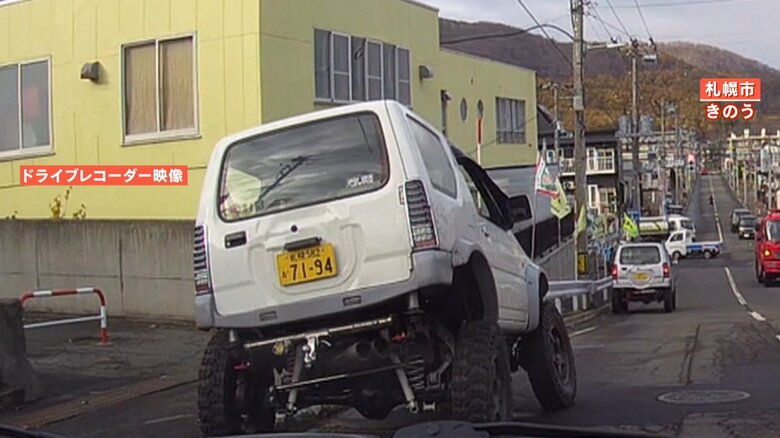 タイヤが外れ傾いた状態で止まっている事故直後の車