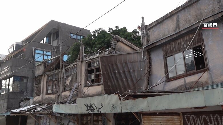 朽ちて今にも倒れそうな建物