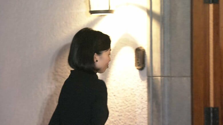 三笠宮邸に到着された彬子さま