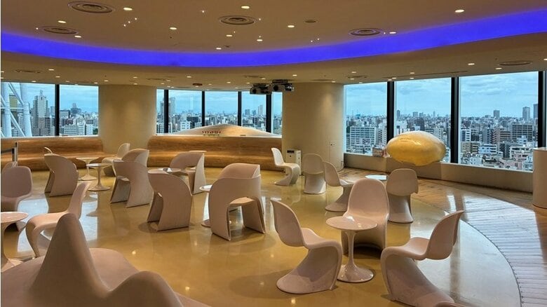 左奥に東京スカイツリーが見える献血ルームfeel