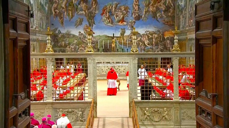 コンクラーベのため、システィーナ礼拝堂に入る枢機卿ら（2013年3月）