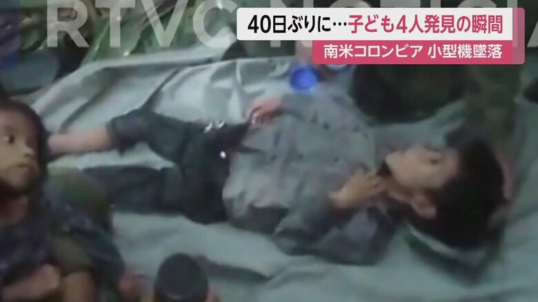 自ら起き上がれず、抱き起こしてもらって飲み物を飲む