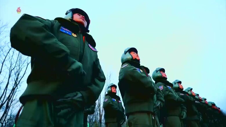 「朝鮮人民軍創建75周年を祝う盛大な軍事パレード映像」の1シーン③