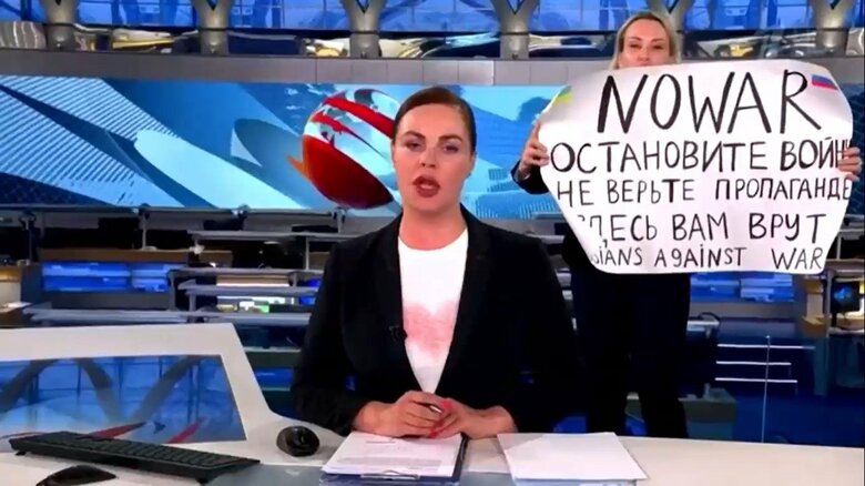 「戦争はダメ」ロシア国営テレビ生放送に乱入　女性スタッフが命がけの抗議｢ロシア人がだまされている｣