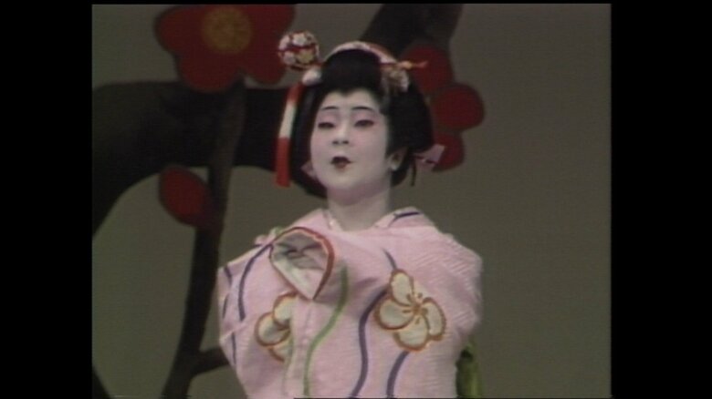 発表会で「鶯宿梅」を踊る黒田清子さん（昭和61(1986)年 国立劇場小劇場）