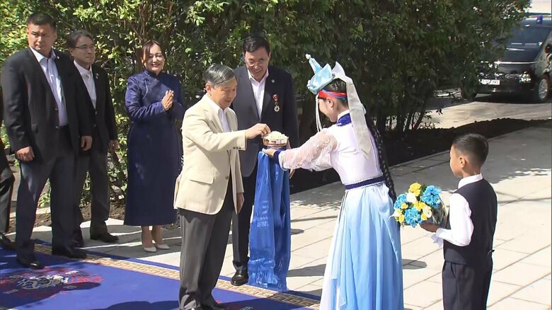 学校訪問の際も、到着後すぐに差し出された「アーロール」