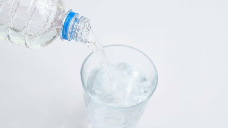 コップ1杯（100～150mL）の水やお茶を、起床時、食事のタイミング、入浴の前後などに、こまめに飲むのがお勧め（画像はイメージ）