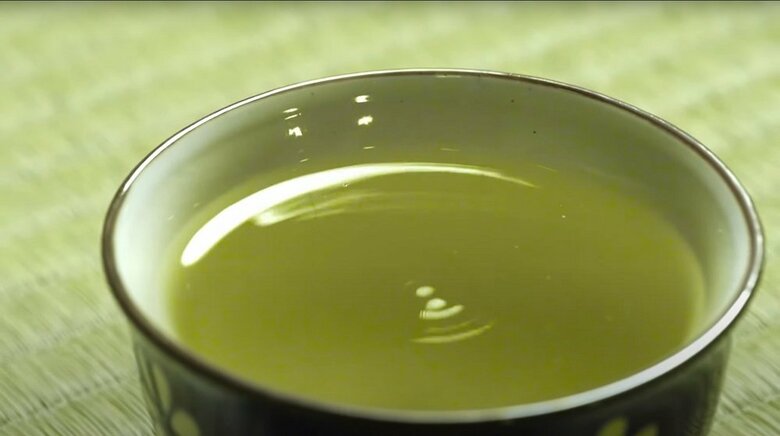 畳スピーカー「TTM-V20」の上にお茶を置くと振動している