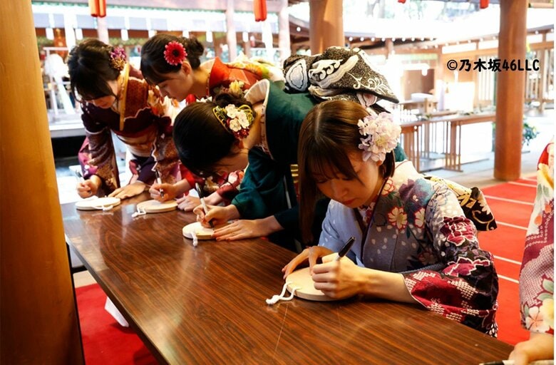 みんなで絵馬を記入