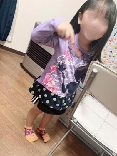 人生初のスカートをはいて大満足の樹さん（2018年）