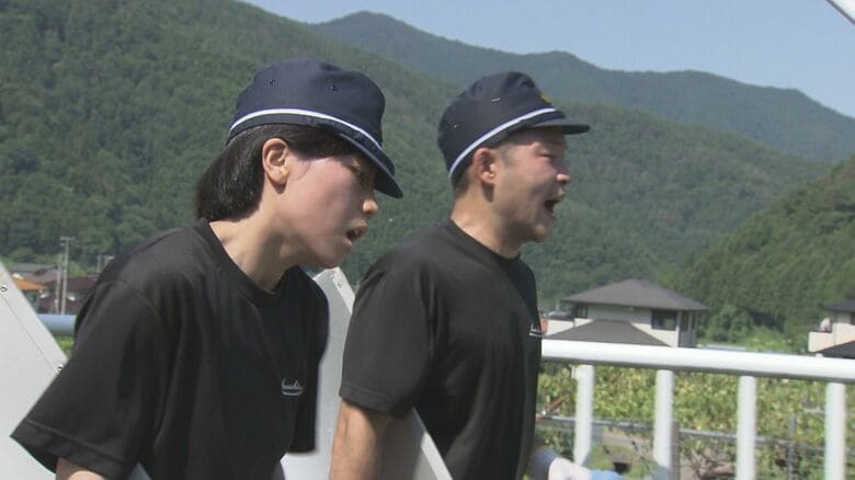 伝統の「警備実施訓練」（左：大嶋未玲巡査）