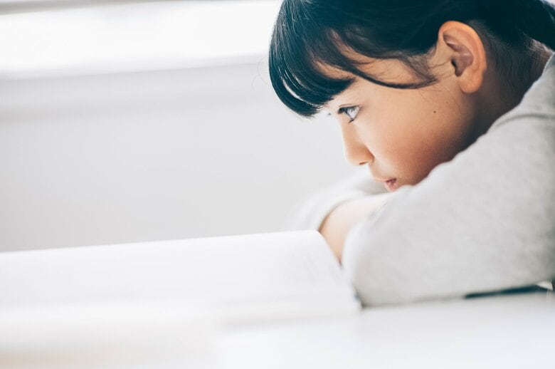 自信が持てない子どもの背景にあるものは…（画像：イメージ）