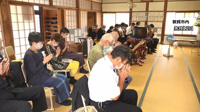 敦賀空襲の牲者に黙とうをささげる