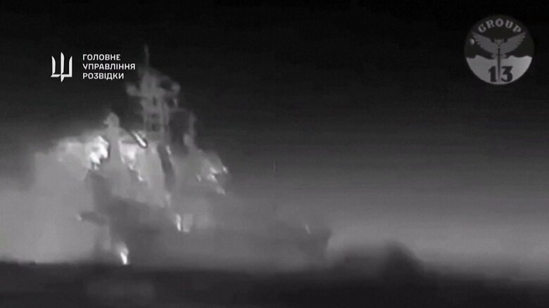 ウクライナ海軍のマグラV5無人攻撃艇の攻撃に晒されるロシア黒海艦隊ロプチャ級揚陸艦「ツェザール・クニコフ」(Ministry of Defence of Ukraine)