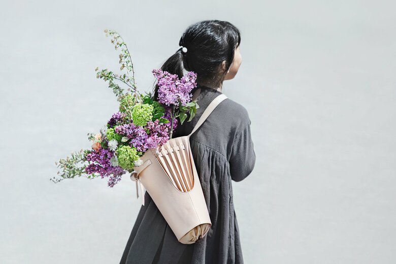 なっちゃんの花束専用鞄（提供：土屋鞄製造所）