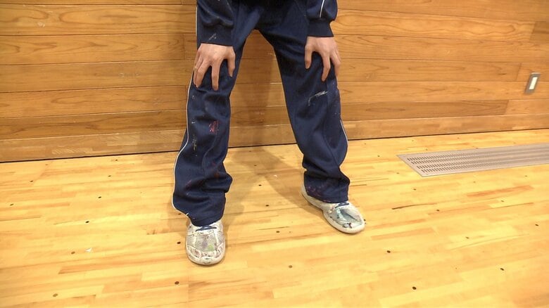 山田さんのジャージにはたくさんの絵の具が付いていた