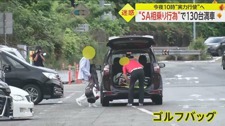 ゴルフバッグを積み替える男性たち