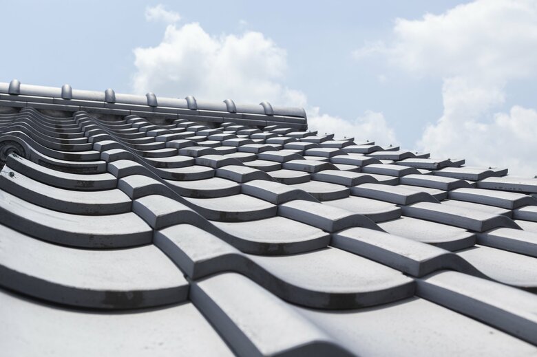 「屋根瓦がずれている」も典型的な点検商法のトーク　映像はイメージ