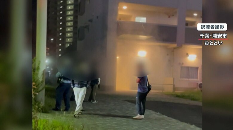 困惑しながら避難する住人ら