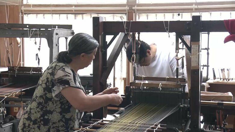 藤原さんを指導する奈良田さん