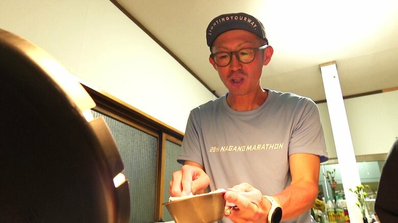 カレーを作る小椋大輔さん