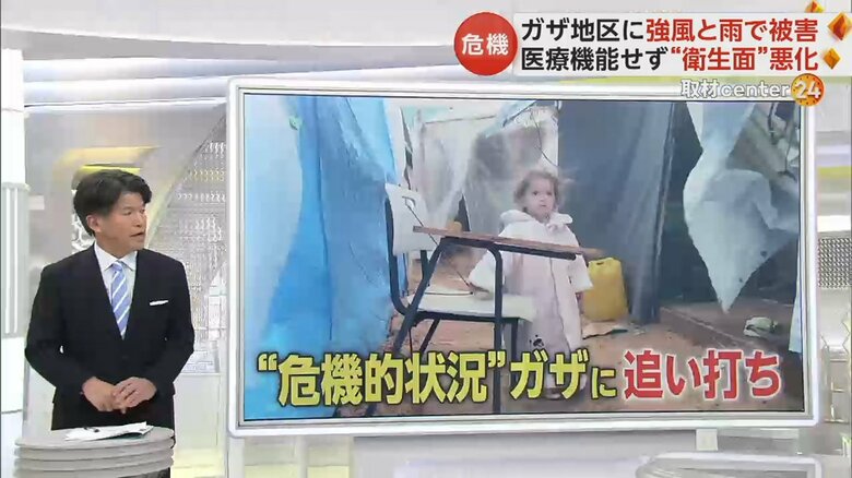ガザ地区の難民キャンプに立つ子ども