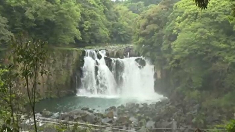 日本の滝100選にも選ばれている「関之尾滝」