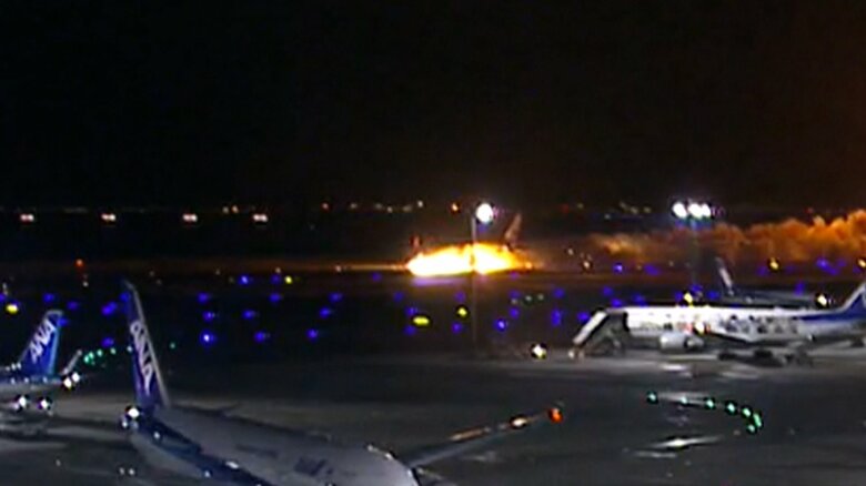 炎上したまま滑走を進む日本航空の機体
