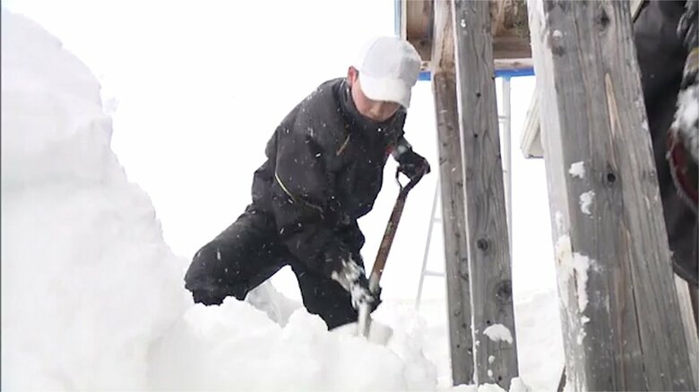 雪かきをする只見高校野球部員