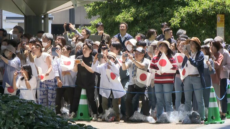 両陛下は集まった人たちの歓声に笑顔で応えられた