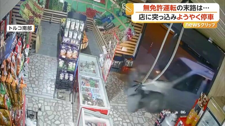 食料品店に車が突っ込む瞬間（午後10時ごろ、トルコ南部）（3）