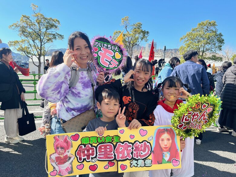 仲里依紗ファン歴10年のお母さんと4人の子どもたち（1人はおんぶでねんね）