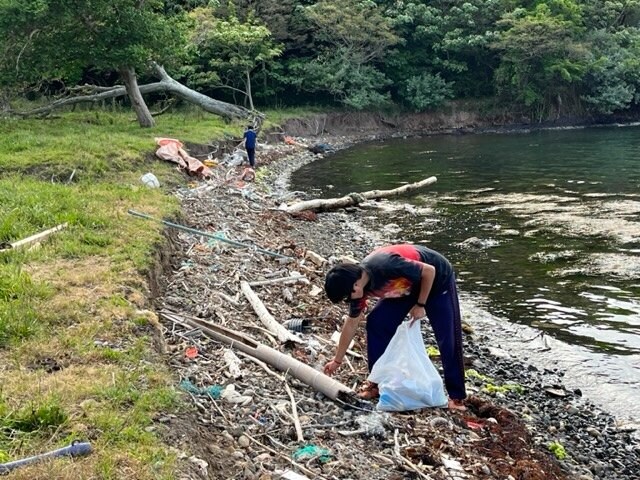ワークショップでは海士町の海岸で海ゴミを拾う