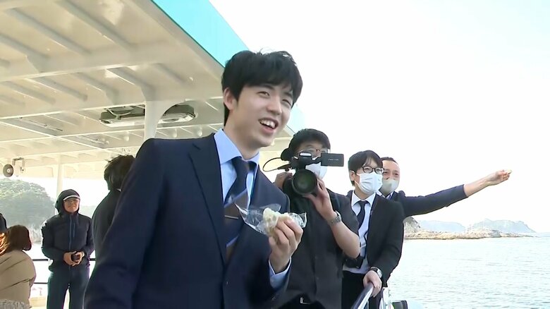 ウミネコに餌を与える藤井聡太六冠