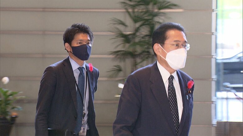 政務秘書官に起用された長男・翔太郎氏と岸田首相（4日）