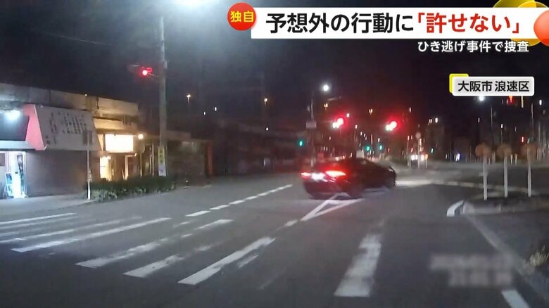 バイクに追突した黒い車が信号を無視して逃走する瞬間（1月22日午後9時ごろ、大阪市浪速区）（4）