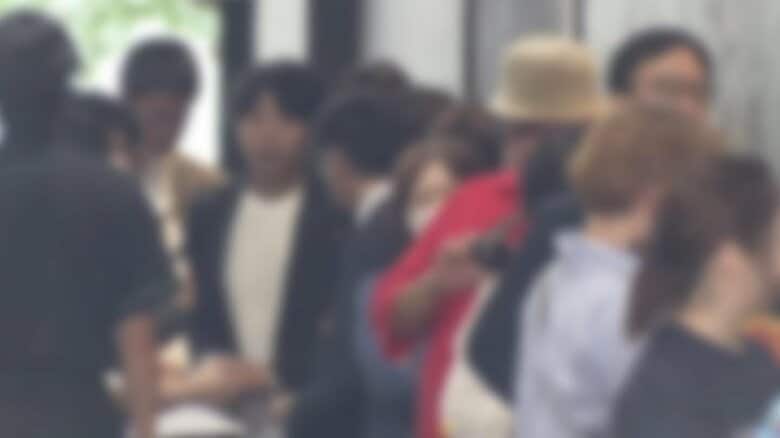 飲食店の行列。前の人が同行者を呼び寄せて、自分の番が思ったより遅くなった…そんな経験ありますか？（イメージ）