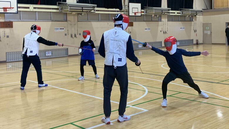 渋谷区では外部指導員のもとフェンシングの部活動を行う