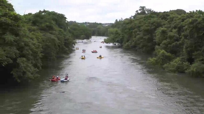 夏の風物詩である「盛岡・北上川ゴムボート川下り大会」（写真は2023年7月）