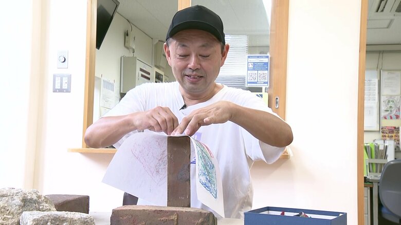 「フロッタージュ」で作品を写しとる高嶋さん