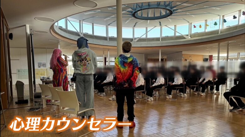 学校でLGBTQについて講演する姫子さん