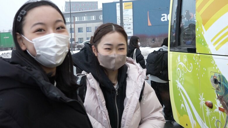 現地の空港に到着した島田と岡