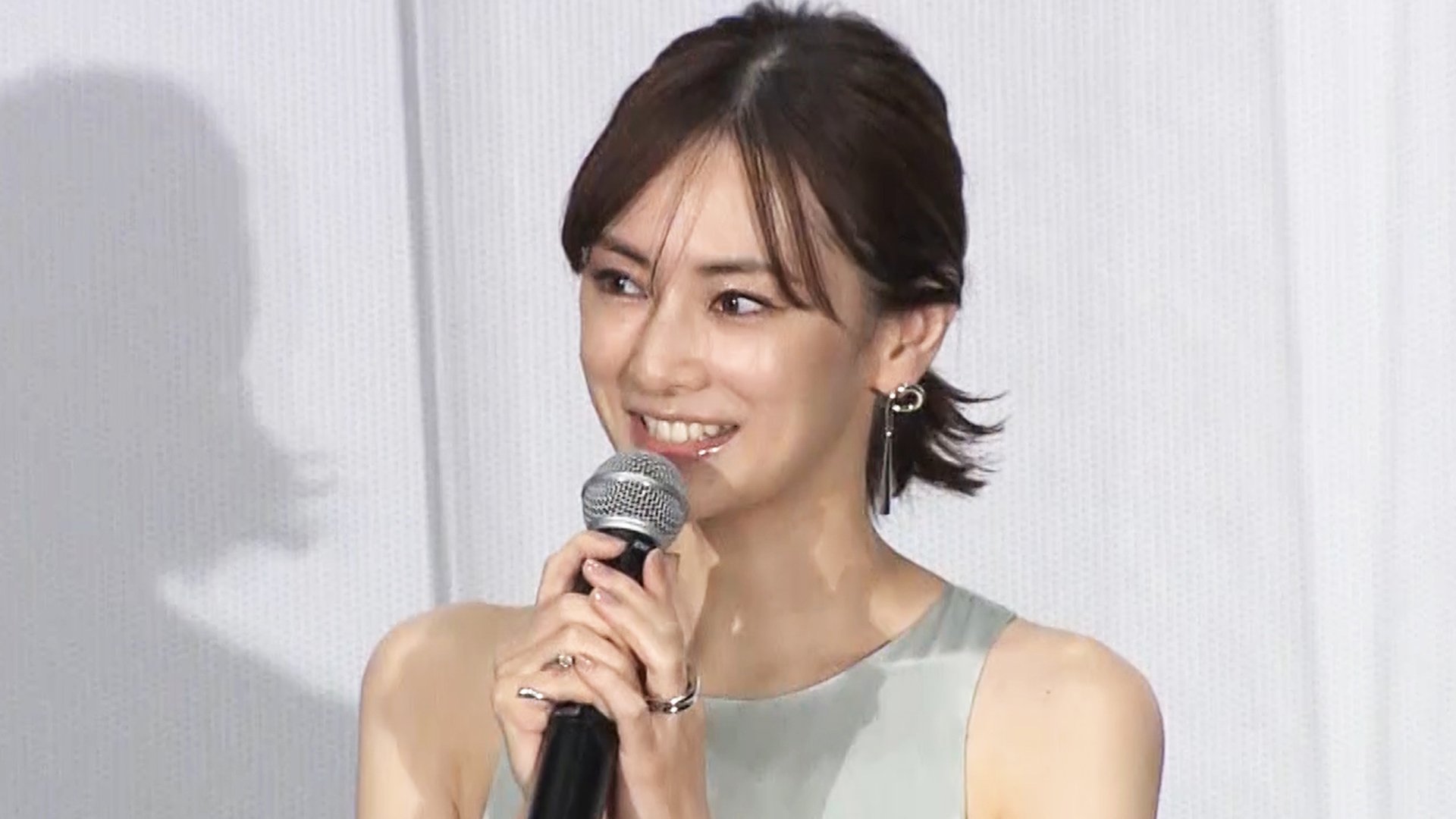 北川景子 艶やかなノースリーブドレスで登場 芳根京子vs中村倫也 景 呼びでバトル Fnnプライムオンライン Goo ニュース 北川景子 艶やかなノースリーブドレスで登場 芳根京子vs中村倫也 景 呼びでバトル Fnnプライムオンライン Goo ニュース