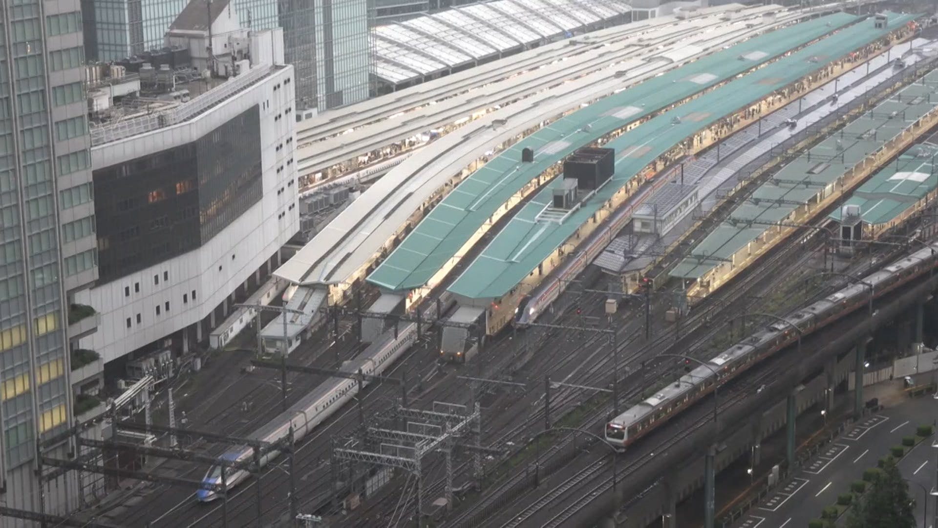 台風接近で交通機関に影響　連休中に欠航・運転見合わせも