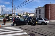 【3台が別方向から交差点に直進か】多重事故で高齢の男女2人を病院搬送_軽自動車1台が車と車の間に挟まれ横転〈北海道函館市〉