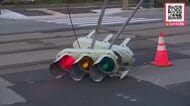 【軽自動車が信号機の柱に突っ込む】ケガ人なしも…倒れた柱が路面電車の線路ふさぎ”運転見合わせ”運行再開は5月3日か〈北海道函館市〉
