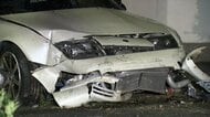 車が中央分離帯と車に相次ぎ衝突、はずみで歩道に　歩行者の25歳公務員男性はねられ意識不明の重体　愛知・名古屋市