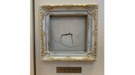 父親「石頭なのかな」…1歳半の息子が“頭突きで開けた穴”をアート作品に