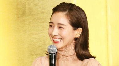 田中みな実 デコ出し&“ヌーディードレス”で魅了 破壊神ゴジラにちなんで小栗旬・みな実は「何神」?